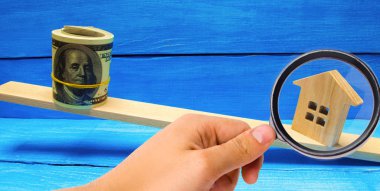 Ev ve ölçekler dolar / denge. bir ev ve bir daire kiralama satış satın alma. kredi mortgage Emlak. Gayrimenkul yatırım. Home kredi tasarruf