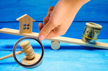 Ev ve ölçekler dolar. Özellik yatırım ve ev ipotek finans gayrimenkul konsept. vergi. kredi. satın alma, satış, mülkiyet Kiralama / ev. denge. Mahkeme. deneme. çekiç hâkim