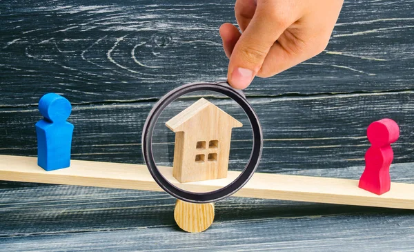 Division Property Legal Means Clarification Ownership House Wooden Figures People — Stock Photo, Image