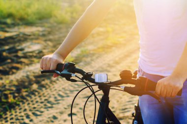 Bisiklet ve doğa adam yakın çekim, seyahat, sağlıklı yaşam, ülke yürüyüş. bisiklet çerçeve. güneşli gün