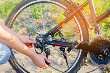 adam Bisiklet onarır. zincir onarım. bisikletçi. unratitude road, seyahat, yakın çekim.