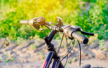 Bisiklet doğaya yakın kadar seyahat, sağlıklı yaşam, ülke yürüyüş. bisiklet çerçeve. güneşli gün