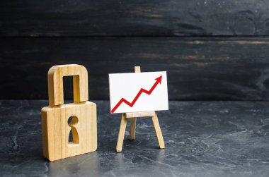 Ahşap asma kilit ve yukarıyı gösteren kırmızı bir ok ile stand. Güvenlik ve kişisel veri ve özel mülkiyet bütünlüğünü iyileştirilmesi kavramı. Sonbahar suç, ağ gelişmiş güvenlik.