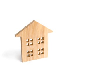 Beyaz bir arka plan üzerinde ahşap konut ev. Uygun fiyatlı konut, Emlak Satış ve kiralama satın alma gayrimenkul konsept yalıtmak. Emlak vergisi. Mortgage ve kredi satın almak için. Minimalizm.