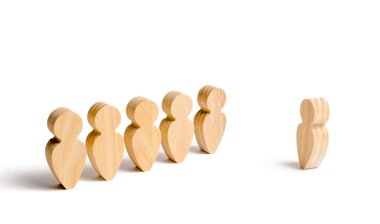Ahşap figürler insan oluşumunda durup onların lideri dinlemeyeceğim. İş eğitimi, brifing ve ilham verici konuşma. Özetliyor, iş başarıları ve başarıları. Seçici odak