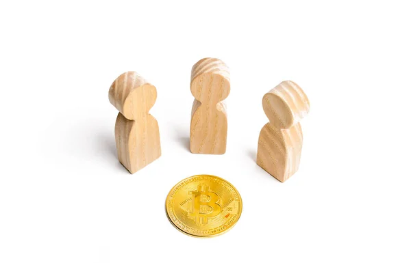 Three Figurines People Standing Bitcoin Coin White Background Cryptocurrency Blockchain — Stock Photo, Image