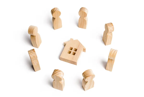 Drewniane Figurki Ludzi Stać Domu Szukaj Nowy Dom Nieruchomości Zakupu — Zdjęcie stockowe