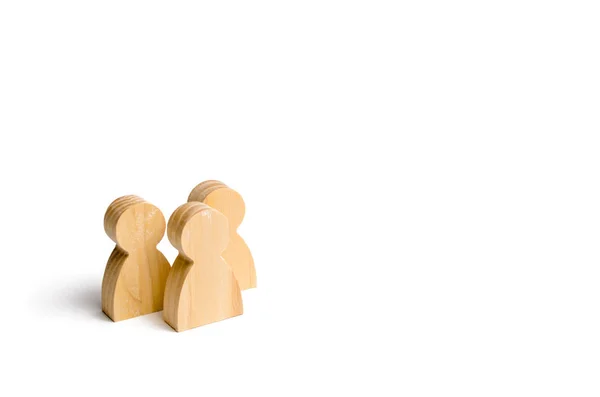 Trzy Osoby Stanąć Razem Porozmawiać Trzy Drewniane Figurki Ludzi Prowadzić — Zdjęcie stockowe