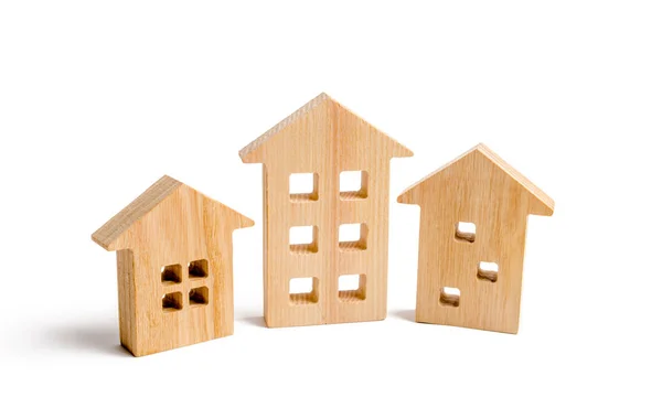 Dřevěné Domy Bílém Pozadí Rostoucí Poptávka Bydlení Nemovitostí Růst Města — Stock fotografie