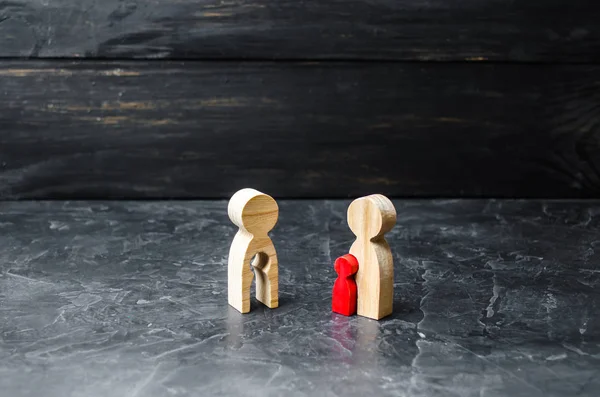 Estatueta Madeira Uma Mãe Com Vazio Forma Rchild Olha Com — Fotografia de Stock