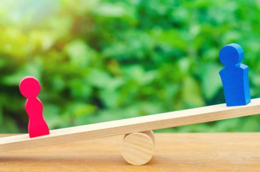 Bir erkek ve bir kadın ölçekler üzerinde rakamlar. eşitsizlik kavramı: erkek ve kadın bir tartı üzerinde denge, cinsiyet ücret farkı. boşanma. Mahkeme özelliğinde bölümü. Aile içinde sosyal rolü