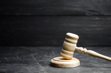 Yargıç tahta çekiç. Hukuk kavramı. Mahkeme ve yargı. Adalet ve yasal. Yasa, kamu yönetimi. Emlak ve gayrimenkul, sanat satışı için ihale. Suç.