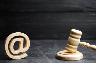 Hâkim'in çekiç ve e-posta adresi. Adlarını posta ve Web siteleri kullanma hakları alma için yasal işlem kavramı. Etki alanı adlarının ve e-posta el koyma. Hak sahipleri.