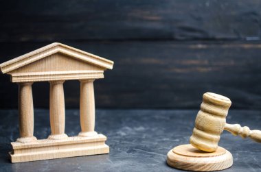 Hükümet Konağı ve hâkim'in çekiç. Devlet İdaresi ve ekonomik kurumlar kavramı. Belediye, hükümet, seçimleri. Reformlar, yaptırımlar. Banka. avukat ve noter hizmetleri