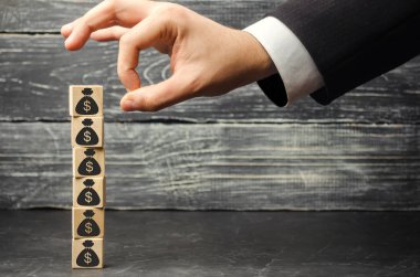 işadamı resmi dolar olan bir küp kaldırır. mali ve ekonomik kriz. sermaye çıkış. ekonominin sabotaj. iflas. küçük işletmeler üzerinde baskı. düşen fiyatlar. nakit kaybı