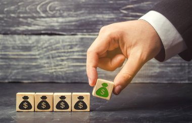 İşadamı resmi dolar olan bir engelleme uygular. Sermaye birikimi ve başarılı bir iş. Artan bütçe ve kar takım. Yatırım fonu artırın. Para tasarrufu. Ekonomik patlama