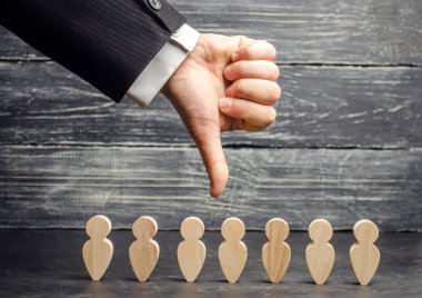 Lider parmağını takımı tutar. bir çalışanın işten çıkarılma. personel keser. düşük verimlilik takım. mutsuz müşteri. dikkatsiz işçiler. bonus yoksunluğu. kötü işçi.