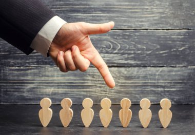 Yeni çalışanları ve uzman arama iş adamı. Personel seçimi ve yönetimi takım içinde kavramı. İşten çıkarma ve işe alma insanların çalışma. İnsan kaynakları yönetimi.