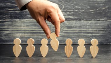 Yeni çalışanları ve uzman arama iş adamı. Personel seçimi ve yönetimi takım içinde kavramı. İşten çıkarma ve işe alma insanların çalışma. İnsan kaynakları yönetimi.