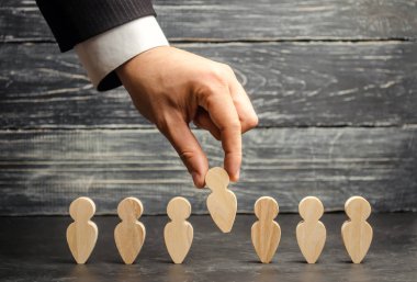 Yeni çalışanları ve uzman arama iş adamı. Personel seçimi ve yönetimi takım içinde kavramı. İşten çıkarma ve işe alma insanların çalışma. İnsan kaynakları yönetimi.