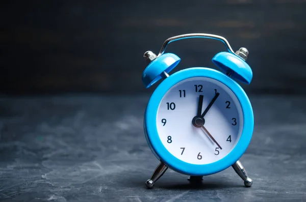 青の目覚まし時計は 最初の始まりを示す黒の背景に 時間管理 時間の流れの概念 領域をコピーします ミニマリスト スタイル — ストック写真