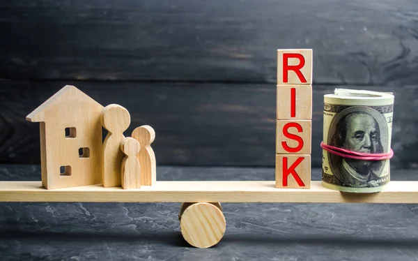 Trähus Och Kuber Med Ordet Risk Begreppet Risk Förlust Fastigheter — Stockfoto