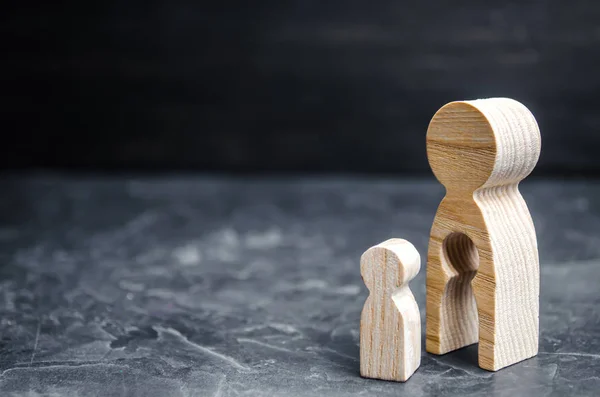 Houten Beeldje Van Een Vrouw Een Kind Jonge Moeder Geboorte — Stockfoto