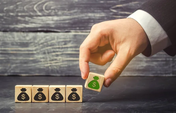 İşadamı resmi dolar olan bir engelleme uygular. Sermaye birikimi ve başarılı bir iş. Artan bütçe ve kar takım. Yatırım fonu artırın. Para tasarrufu. Ekonomik patlama