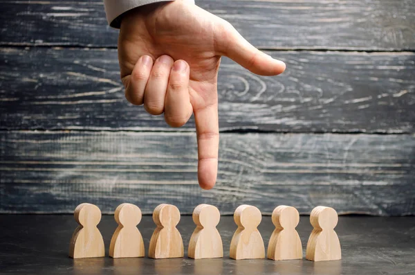 Yeni çalışanları ve uzman arama iş adamı. Personel seçimi ve yönetimi takım içinde kavramı. İşten çıkarma ve işe alma insanların çalışma. İnsan kaynakları yönetimi.