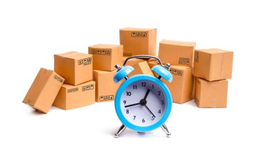 Karton kutular ve beyaz arka plan üzerinde saat. Teslim saati. alış ve satış mal ve Hizmetleri, Internet ticaret, online alışveriş, ticaret ve ciro kavramı. Alma ve verme