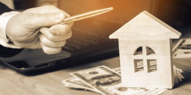 Emlak kavramı. Alış ve satış evleri. Kiralık Daire. Mülk satışı. İpotek ve vergi ödemeye. Borç ve kredi. Satın alma. Eve sattı. Emlak ve Emlak komisyoncusuyum. seçici odak