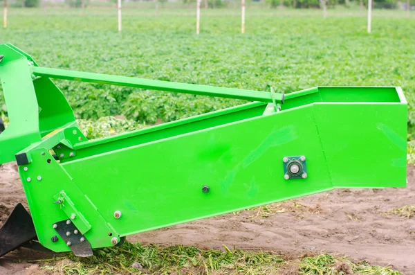 Traktor Auf Dem Feld Mit Einem Pflug Für Kartoffelernte Saisonarbeit — Stockfoto