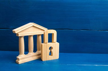 Eski bir bina ve bir kilit. Tarih ve kültür anıtları koruma kavramı. Koruma hükümet binaları ve müzeler. Tarihin tahrif koruma.