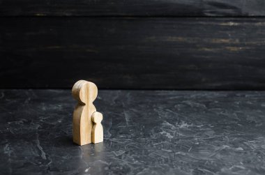 Anne ve çocuk ahşap figürü. Gebelik, Doğum ve yetiştirme kavramı. Fortunity. Eğitim ve çocuk vesayet. Bağımsız çocuk. Genç adam ve sevgi anne kadar büyüyen