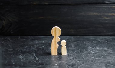 Anne ve çocuk ahşap isimlerinden. Bebek annelerin vücuttan ayrılır. Olgunlaşma ve öz-güven kavramı. Annesi kanatları altına. Çocuk eğitimi.