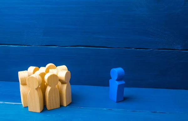 Multidão Figuras Madeira Pessoas Estão Distantes Olham Para Homem Azul — Fotografia de Stock