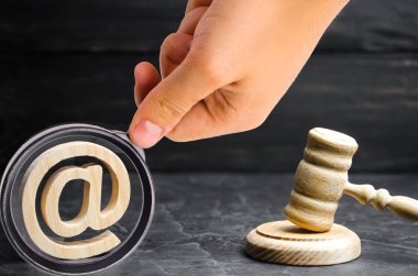 Hâkim'in çekiç ve e-posta adresi. Adlarını posta ve Web siteleri kullanma hakları alma için yasal işlem kavramı. Etki alanı adlarının ve e-posta el koyma. Hak sahipleri.