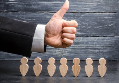 Yüksek performanslı takım. Takım çalışması ve güven kavramı. Başarılı iş adamları. Lider işçilerle mutluluk duyar ve baş parmak işareti gösterir. Güler yüzlü. Kelle avcısı. İnsan kaynakları