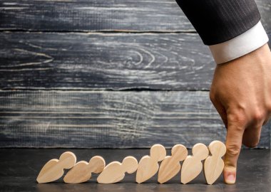 Lider işadamı Domino düşen durdurur. Güçlü ve güvenilir patron. İş ve onların çözüm zorluklar. Destek ekibi. Sonbahar çökmekte iş lideri tarafından kaydedilir.