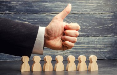 Yüksek performanslı takım. Takım çalışması ve güven kavramı. Başarılı iş adamları. Lider işçilerle mutluluk duyar ve baş parmak işareti gösterir. Güler yüzlü. Kelle avcısı. İnsan kaynakları