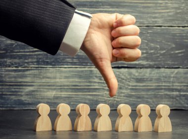 Lider parmağını takımı tutar. bir çalışanın işten çıkarılma. personel keser. düşük verimlilik takım. mutsuz müşteri. dikkatsiz işçiler. bonus yoksunluğu. kötü işçi.