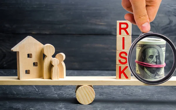 木造住宅および単語リスクとキューブ 不動産の損失リスクの概念 財産保険 ホーム マンション担保融資 金融リスク — ストック写真