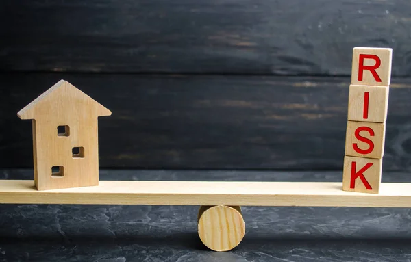 Miniaturowe Drewniany Dom Napis Ryzyka Zakup Domu Mieszkania Ryzyka Finansowego — Zdjęcie stockowe