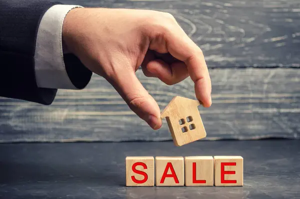 Holzhaus Mit Der Aufschrift Verkauf Verkauf Von Immobilien Eigenheim Bezahlbarer — Stockfoto