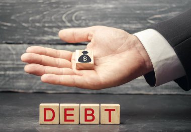 Tahta bloklar word borç ve resim dolar. Vergi ve devlete borç ödeme. Finansal kriz ve sorunları kavramı. Risk yönetimi. Borç muafiyet. Kredi
