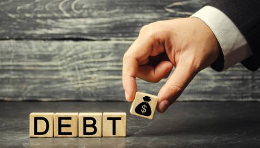 Tahta bloklar word borç ve resim dolar. Vergi ve devlete borç ödeme. Finansal kriz ve sorunları kavramı. Risk yönetimi. Borç muafiyet. Kredi