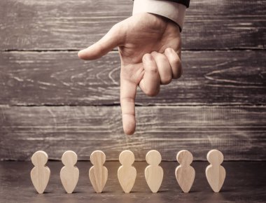 Yeni çalışanları ve uzman arama iş adamı. Personel seçimi ve yönetimi takım içinde kavramı. İşten çıkarma ve işe alma insanların çalışma. İnsan kaynakları yönetimi.