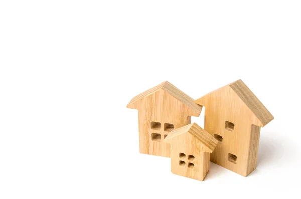 Tři Dřevěné Domy Bílém Pozadí Izolované Pojem Real Estate Hledání — Stock fotografie