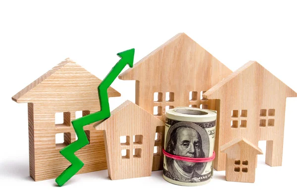 有绿色箭头的木结构房屋 对房地产的高需求的概念 提高住房的能源效率 房价上涨 人口增长 按揭利率上升 — 图库照片