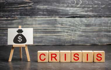 Kriz kelimesiyle ahşap bloklar ve görüntü dolar. Mali ve ekonomik kriz kavramı. sermaye çıkış. ekonominin sabotaj. iflas. para kaybı. maaş kesintisini ve fon eksikliği